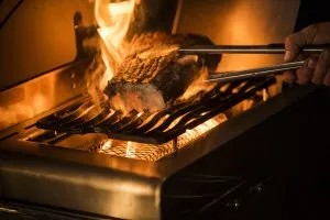 Чудовий стейк на газовому грилі Napoleon на системі SIZZLE ZONE за 3 хвилини