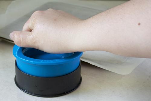 приготовление котлеты внутри бургер пресса