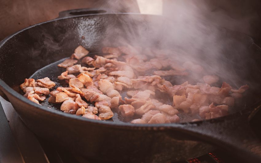 Смажена корона зі свинини на грилі смаження на сковороді