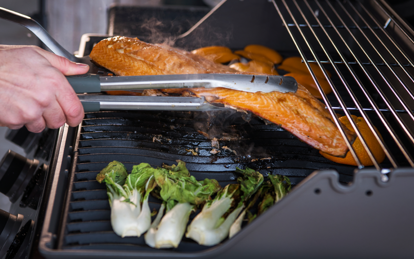 готовий лось дістається з грилі