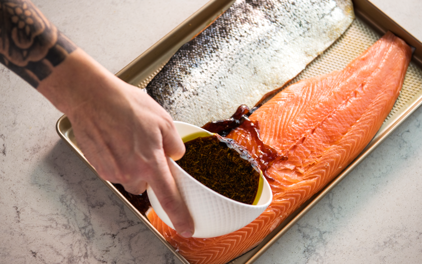 покриття лосося соусом