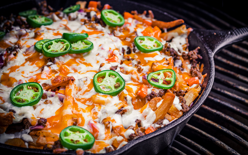 Начос с фри и говядиной на сковороде