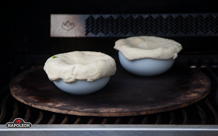 жарка пиццы на камне в гриле