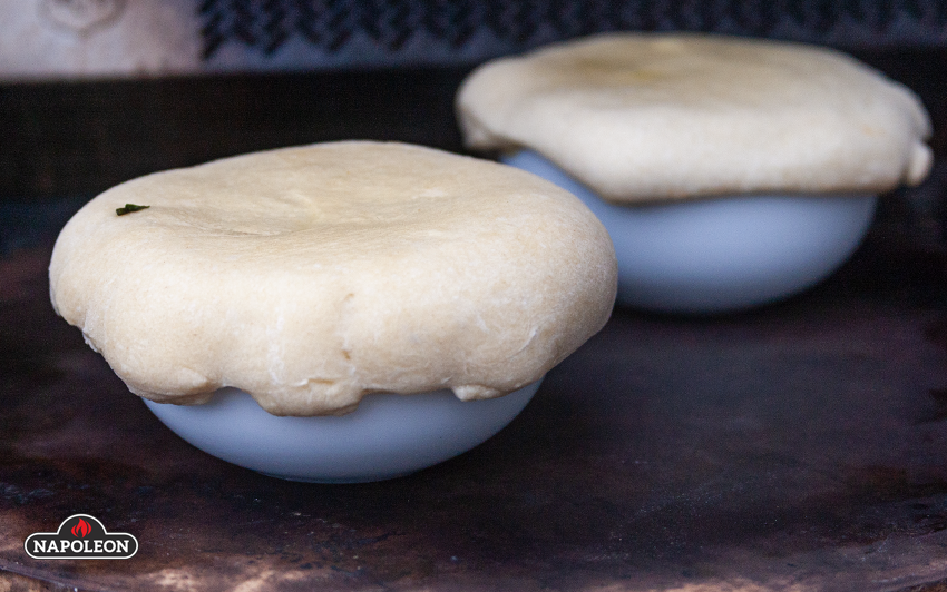 жарка пиццы на камне для пиццы в гриле