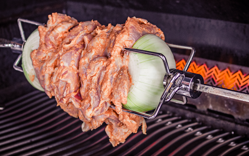 курка на рожні в електричному грилі