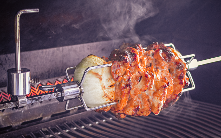 смажиться курка на рожні в грилі