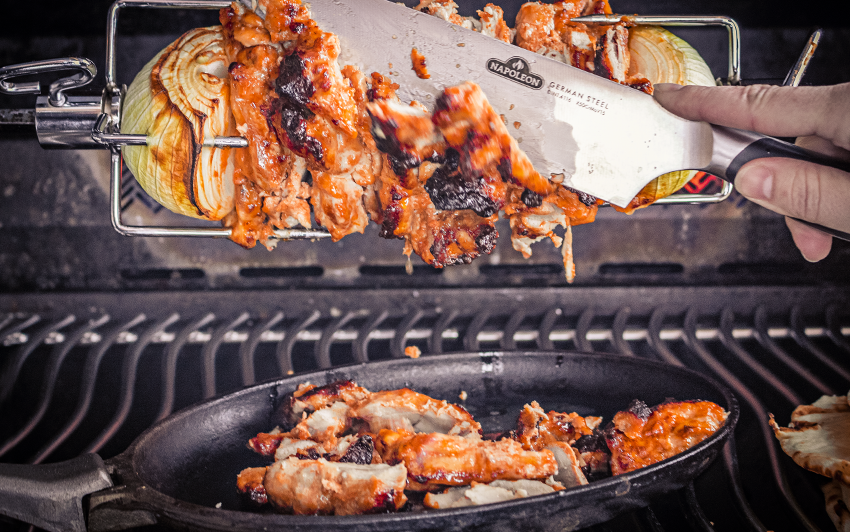 шматками зрізаємо курку з гриля