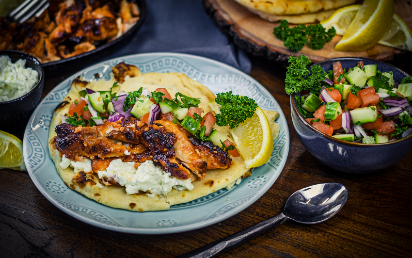 подача страви Смажена курка з часниковим соусом у лаваші