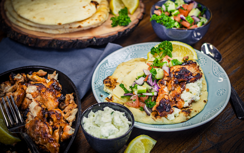 сервірування страви Смажена курка з часниковим соусом у лаваші