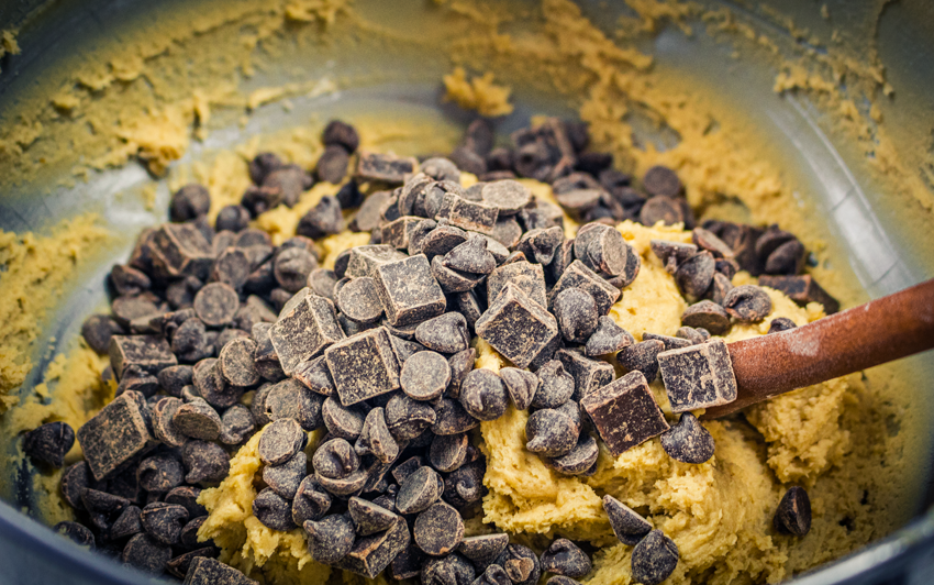 перемішування шоколаду та тіста