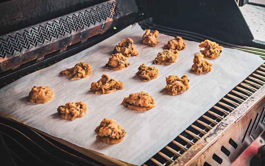 розкладання тіста для печива на пекарському камені