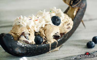 banani-lodki-na-grile-s-morozhenim-i-chernikoi-i-shokoladom