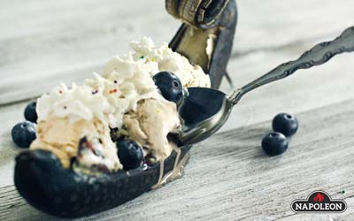 banani-lodki-na-grile-s-morozhenim-i-chernikoi-i-slivkami