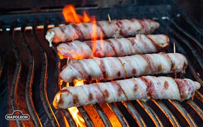 хот-дог готується бекон на вогні