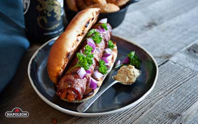 Сервірування Хот-догу, загорнуті в бекон