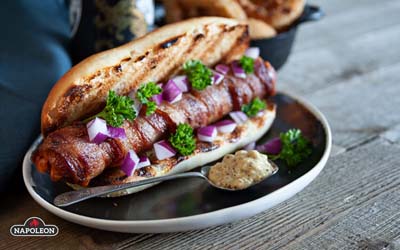 Подача страви Хот-доги, загорнуті в бекон та фаршировані сиром