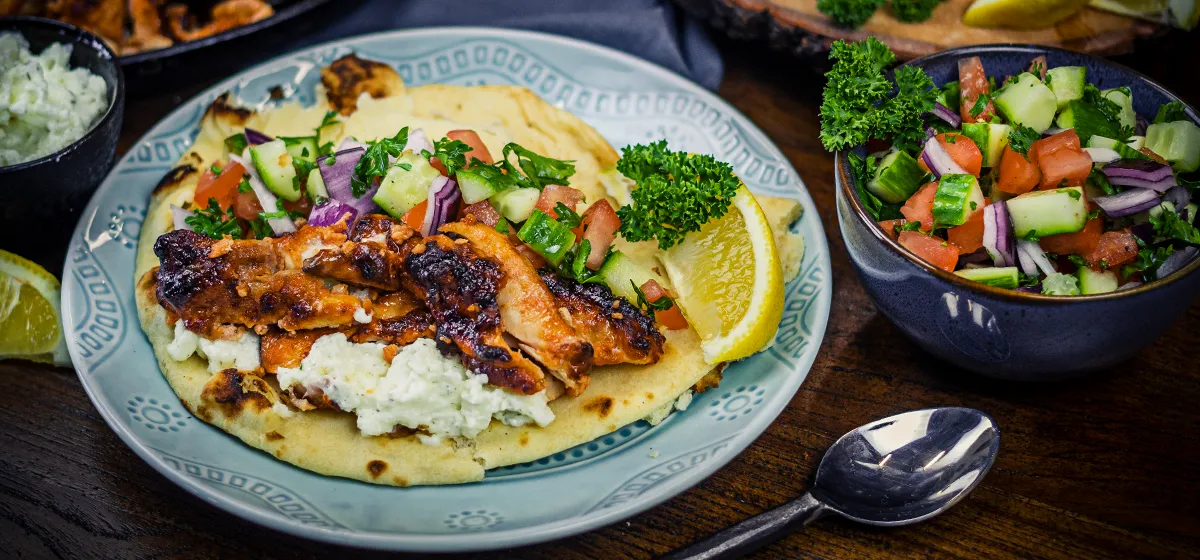 Смажена курка з часниковим соусом у лаваші