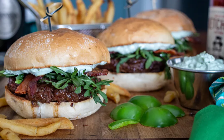 Ірландський бургер з айолі з авокадо та ірландським соусом з чед