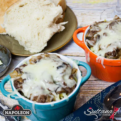 Бефстроганів з карамелізованою цибулею