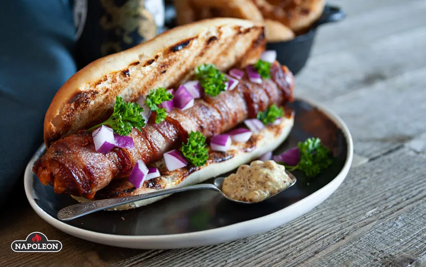 Хот-доги, загорнуті в бекон і фаршировані сиром