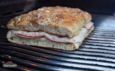 Крок-месьє на грилі