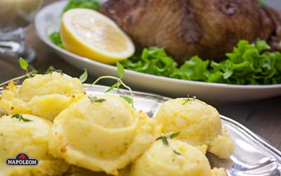 подача страви Картопляне пюре на планці для копчення