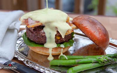 Бургери яйця Бенедикт полив голландським соусом